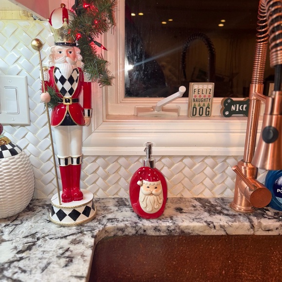 Johanna Parker Santa Claus Soap/Sponge Holder - Picture 2 of 6